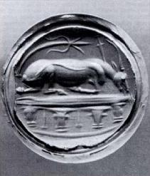 Ο σφραγιδόλιθοες Montigny, ο οποίος βρέθηκε ατις Μυκήνες. "Εικονίζει το θυσιασμένο ζώο στην τράπεζα προσφορών. Μουσείο Βερολίνου 