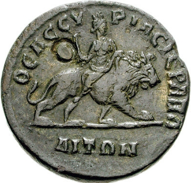 Η οπίσθια όψη ενός νομίσματος από την Κυρρηστική που απεικονίζει  την Ατάργατις καβάλα σ ένα λιοντάρι, φορώντας στέμμα  και κρατώντας  σκήπτρο
